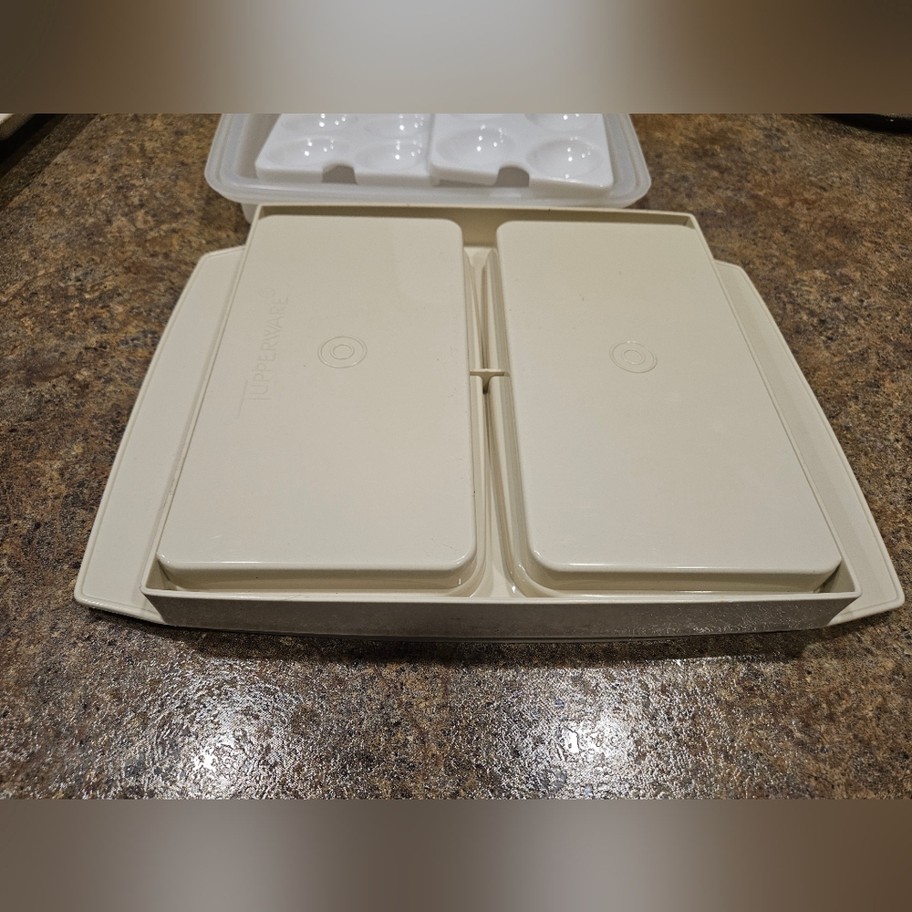 Vintage TUPPERWARE Deviled Egg Keeper Carrier Tray with 2 Egg Holders + Lid - Picture 5 of 5